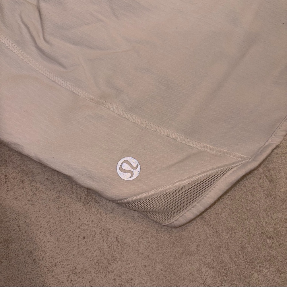 Lululemon Hotty Hot 2.5” shorts • white/bone - Picture 8 of 9